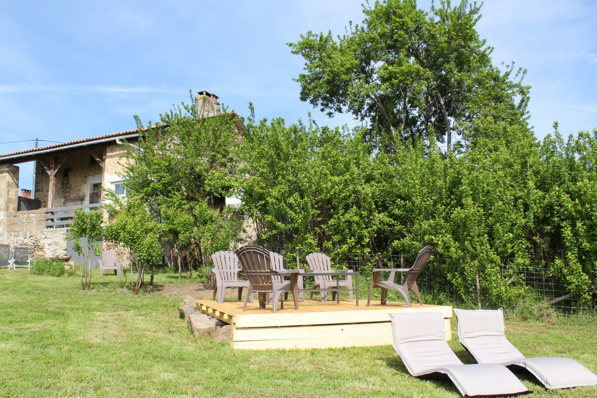 Vrijstaand vakantiehuis bovenop een heuvel met overdekte veranda, sauna en jacuzzi in de Dordogne header afbeelding