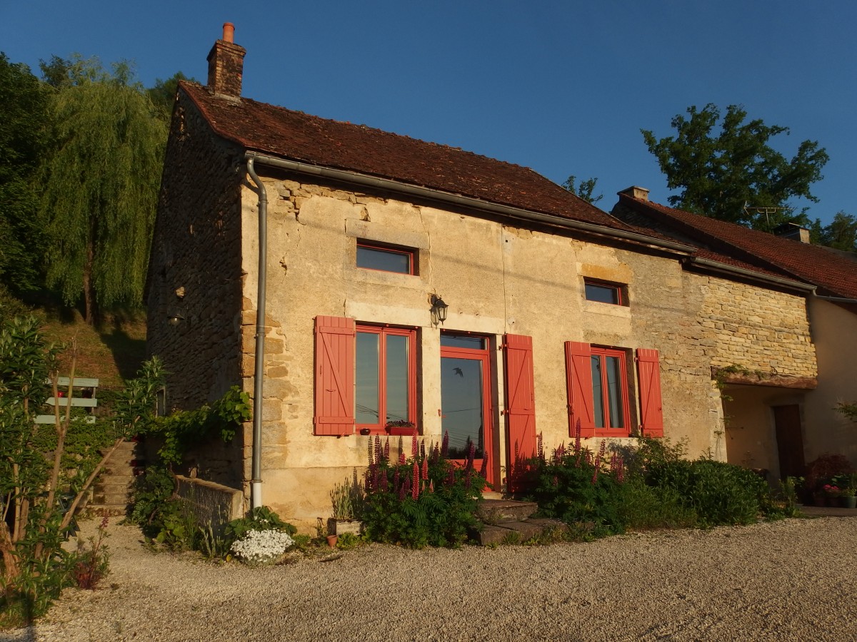 "La Petite Colombe" /  authentiek vakantiehuis op het Bourgondische platteland met een prachtig uitzicht. header afbeelding