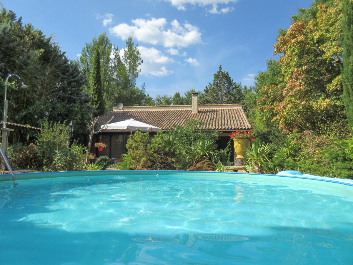 Welkom in ons vakantiehuis "Les 10 Étoiles" met zwembad, rustig gelegen aan een rivier, veel privacy, geschikt tot 4 personen.  header afbeelding