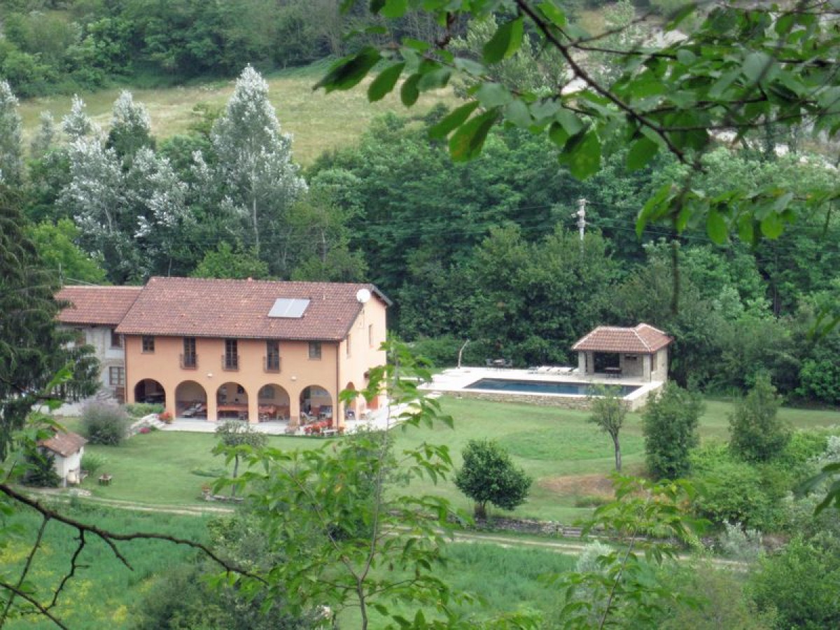 Liguria-Piemonte: 4 huizen te huur op 35 km van zee en van beroemd wijngebied met zwembad - uw hond mag gratis mee! header afbeelding
