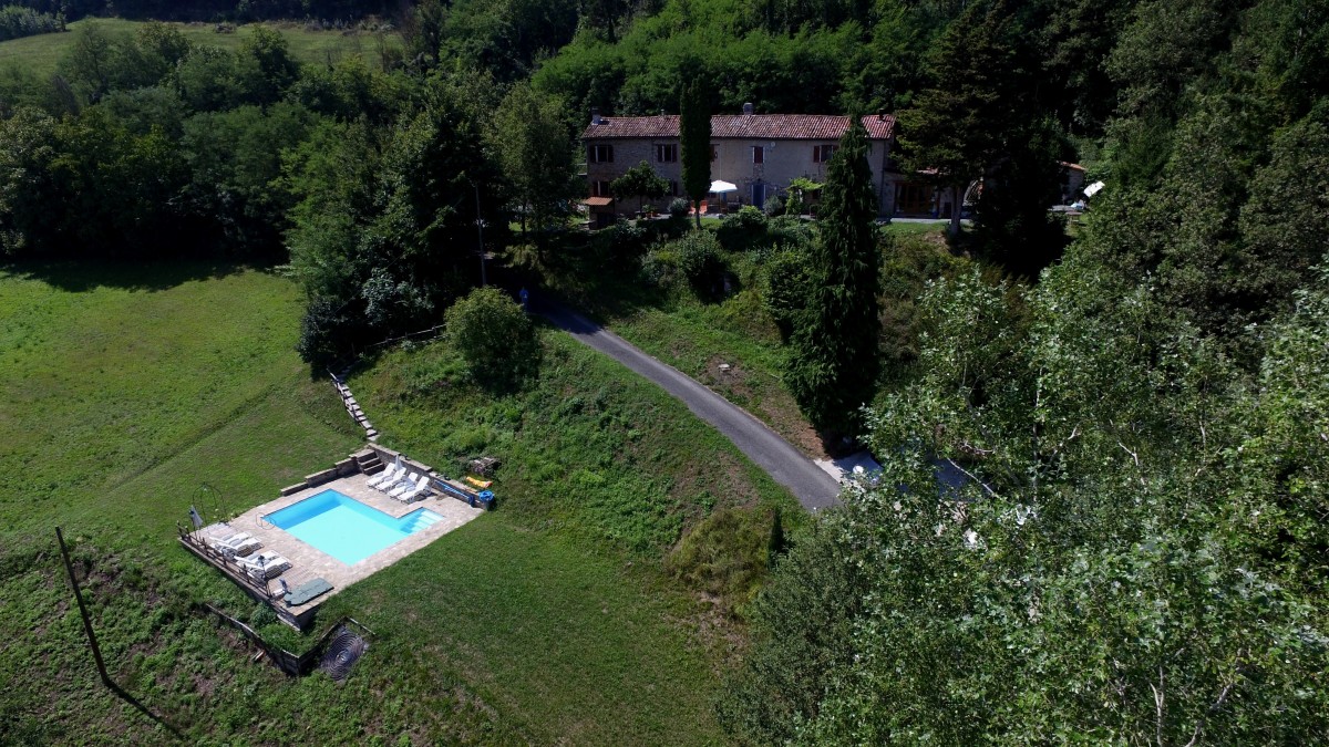 Piemonte: Casa Domenica, 3 vakantie-appartementen in een oude boeren woning in zuid Piemonte, met zwembad. header afbeelding