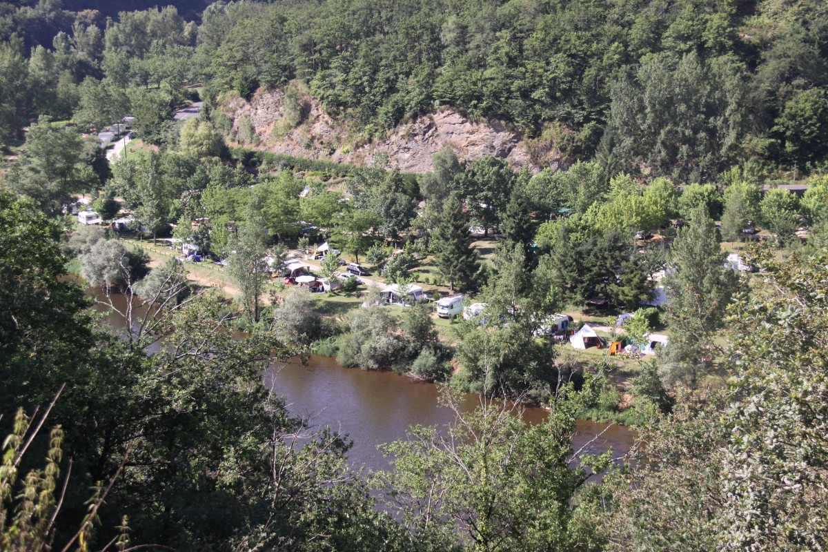 Kamperen aan de oevers van de rivier de Lot in de Aveyron header afbeelding