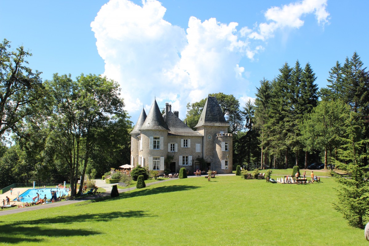 ****Kasteelcamping vlakbij de Gorges de la Dordogne en het meer van Neuvic  header afbeelding