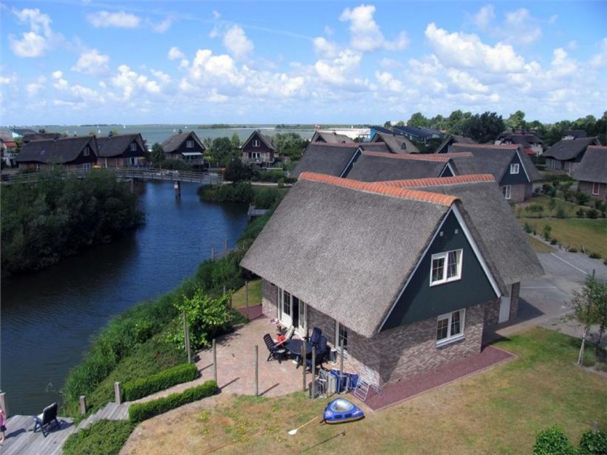 Luxe 6 Persoons Villa aan IJsselmeer in resort Makkum Beach header afbeelding