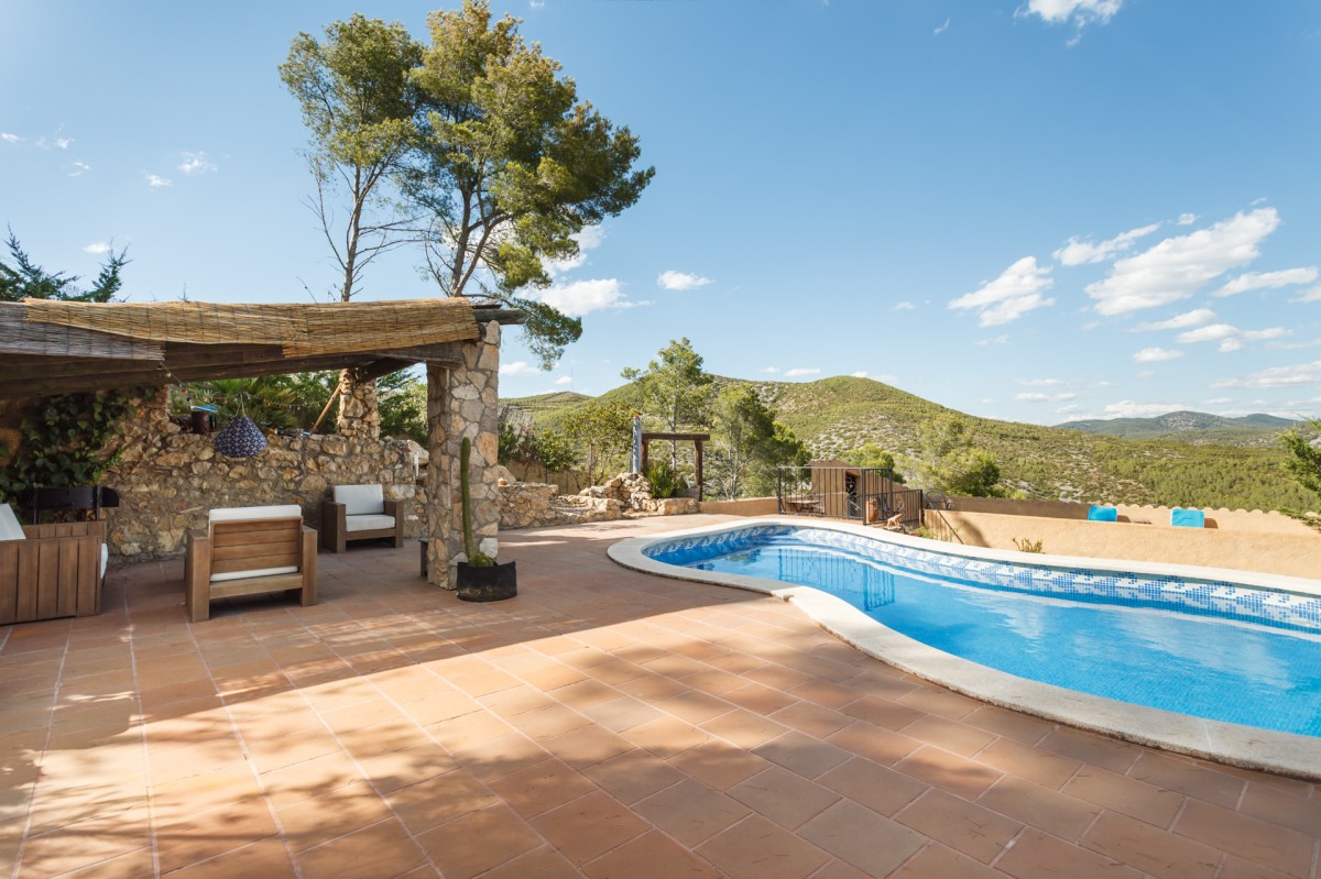 Villa met privezwembad, rustig gelegen, nabij Sitges header afbeelding