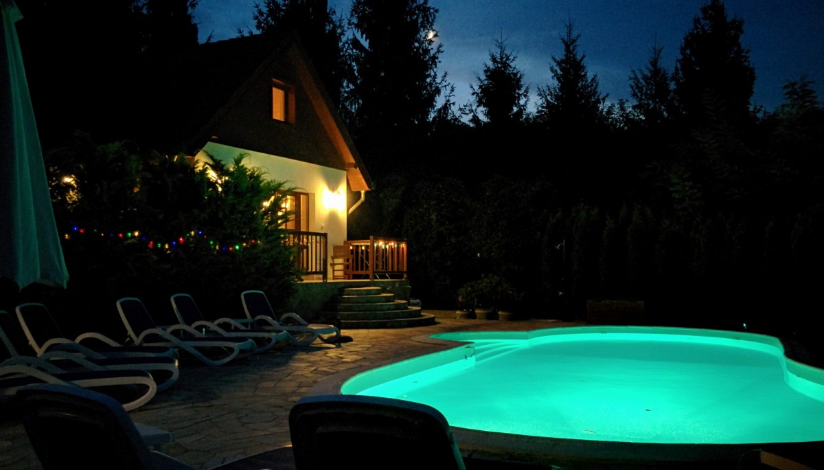 Luxe villa met groot verlicht en verwarmd zwembad, sauna & wifi header afbeelding