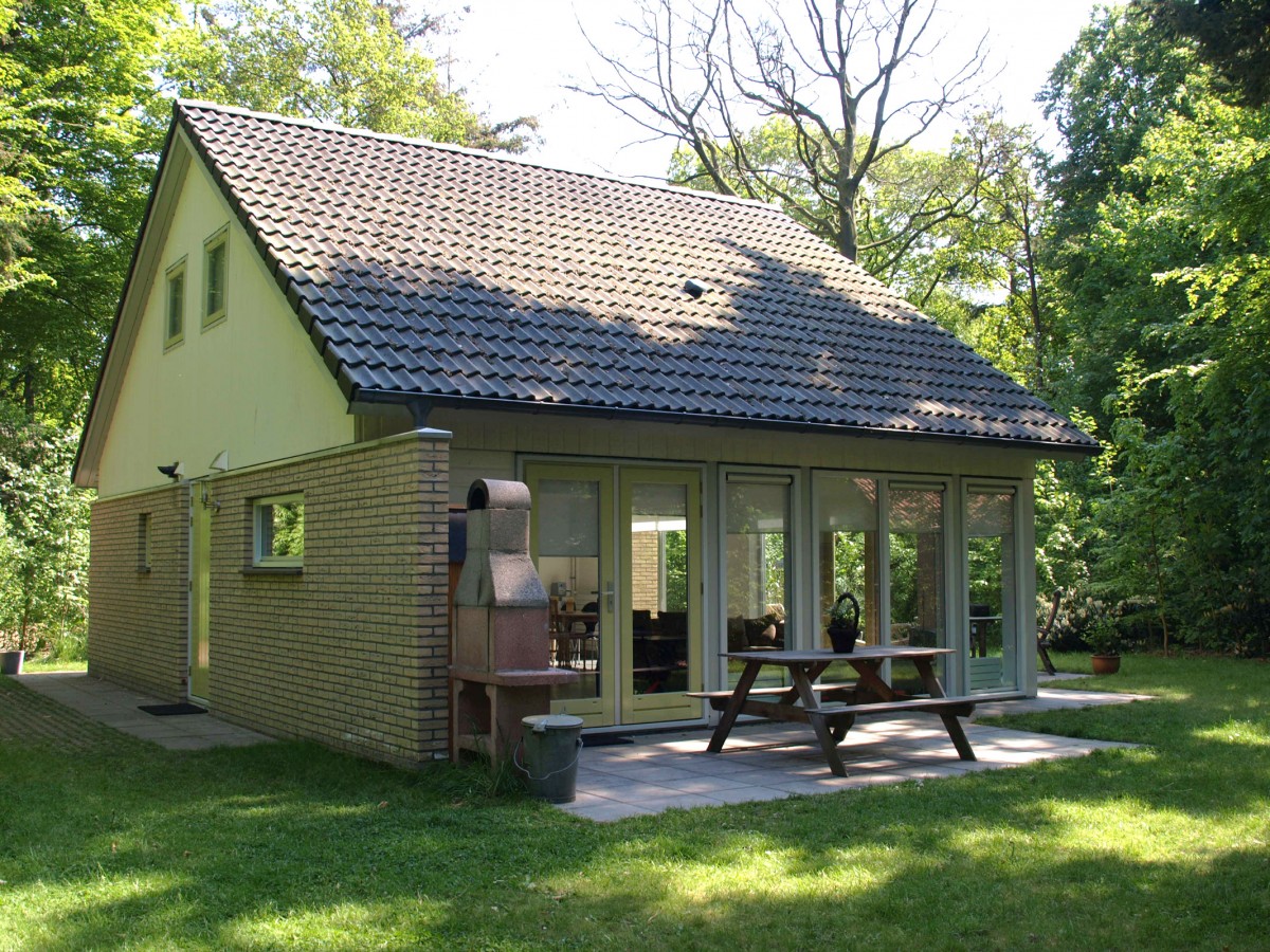 Mooie ruime bungalow in bos en vlakbij IJsselmeerkust header afbeelding