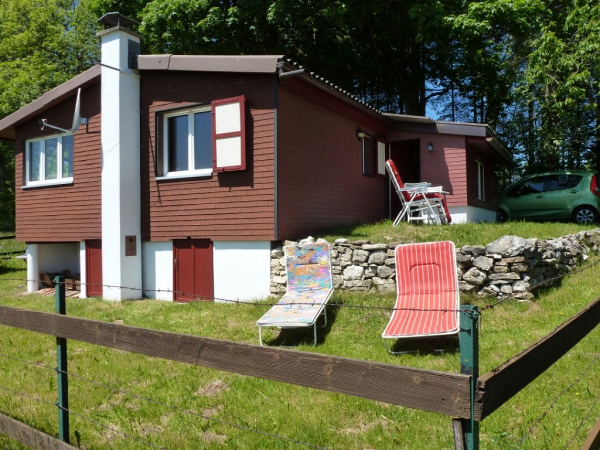Golvende verzichtigheid -Huis met tuin Jura Zwitserland Natuurgebeid parc Du doubs header afbeelding
